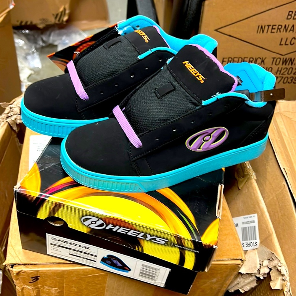 Heelys Girls' Black & Turquoise Low-Top Skate Shoes with Pink Accents